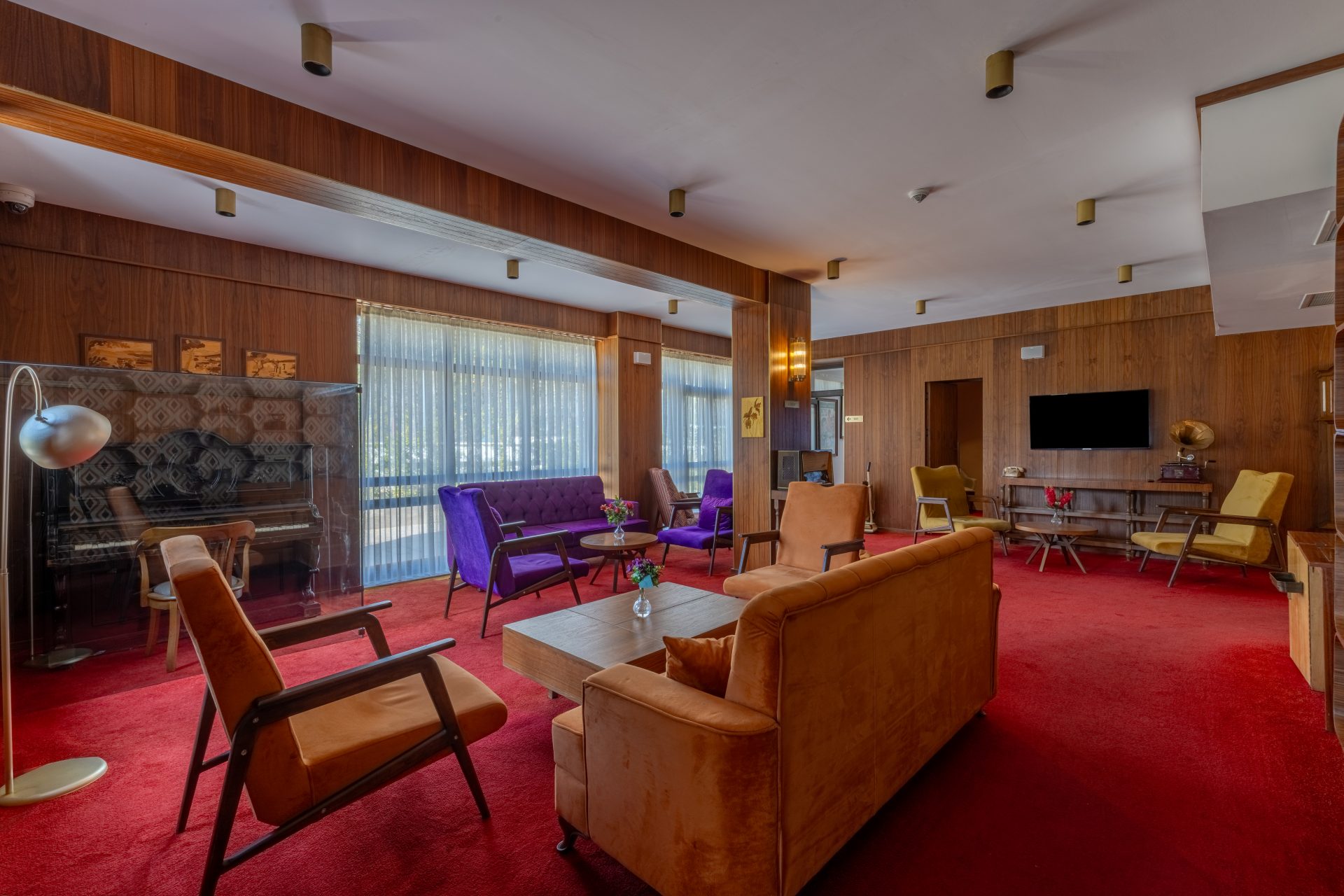 74 Otel oturma salonu — gramofon, piyano ve dönem koltukları