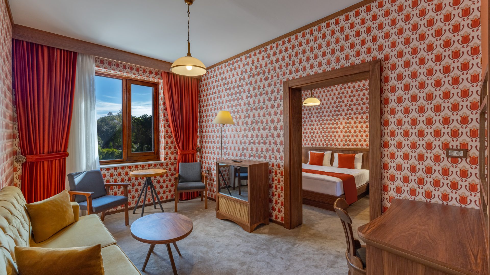 74 Otel nostaljik konuk odası — retro duvar kâğıdı ve dönem eşyaları