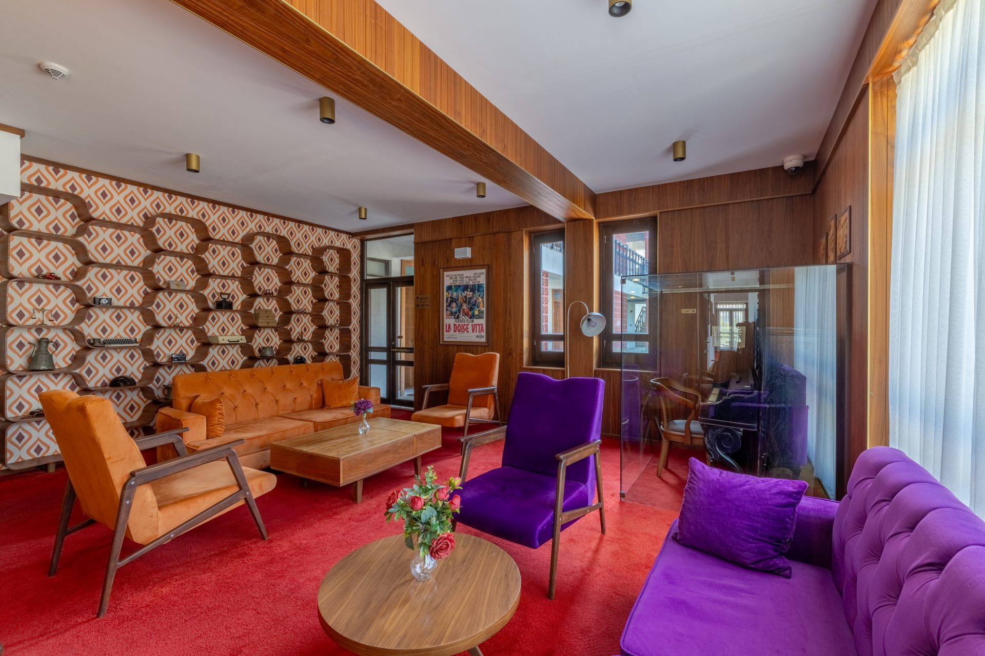 74 Otel nostaljik lobi — La Dolce Vita afişi ve dönem mobilyaları